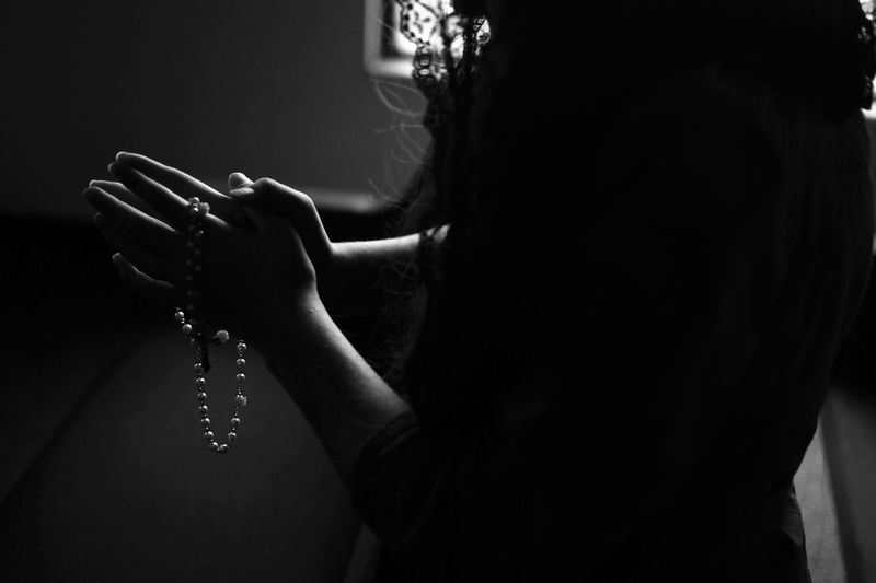 photo de femme en train de prier