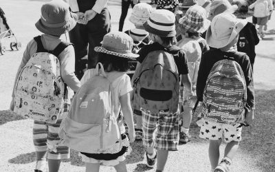 photo d'enfants allant à l'école