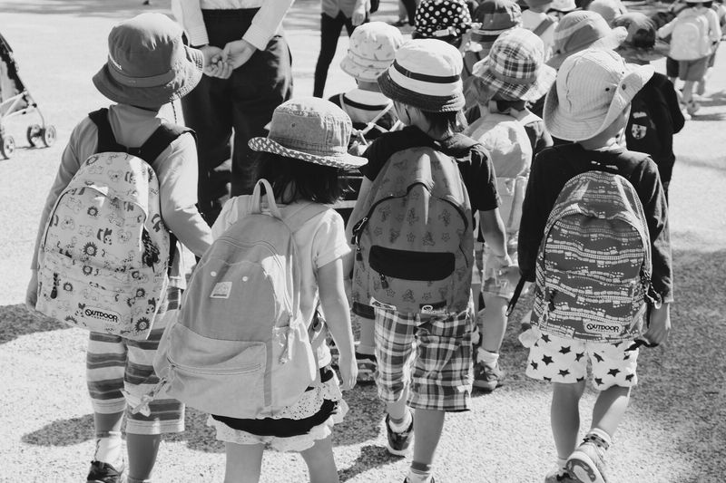 photo d'enfants allant à l'école