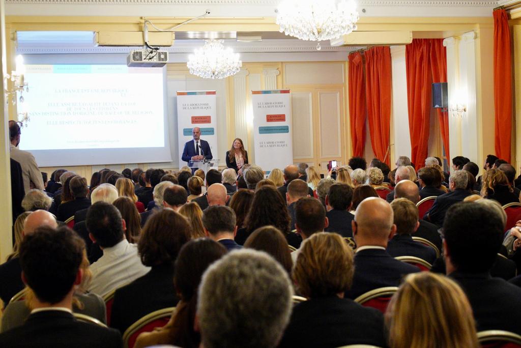 photo de Jean-Michel Blanquer et Ilana Cicurel en train de présenter le Laboratoire