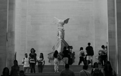 photo de visiteurs devant la Victoire de Samothrace, au Louvre