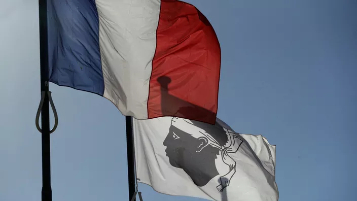 drapeau français et corse